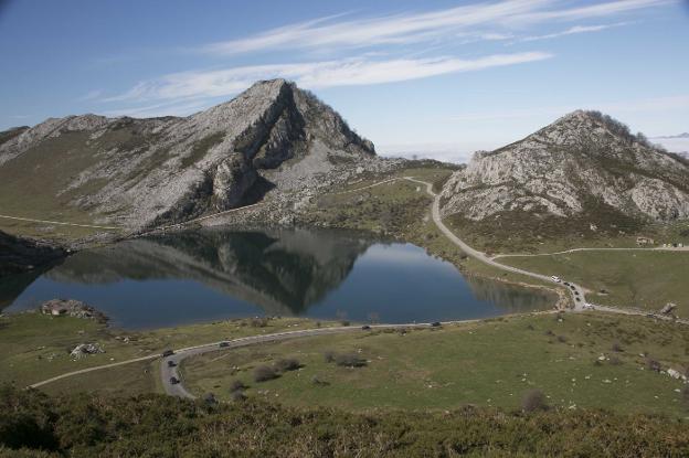 El lago Enol, junto al Ercina, son el foco turístico más importante del Parque Nacional de los Picos de Europa. 