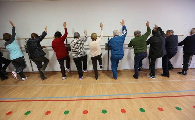 Talleres de movilidad en la asociación Parkinson Corvera.