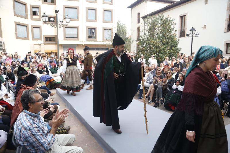 Unas doscientas personas paticiparo en el desfile con vestimentas tradicionales y pastores en Grado