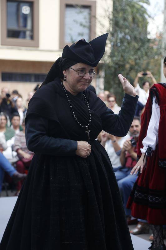 Unas doscientas personas paticiparo en el desfile con vestimentas tradicionales y pastores en Grado