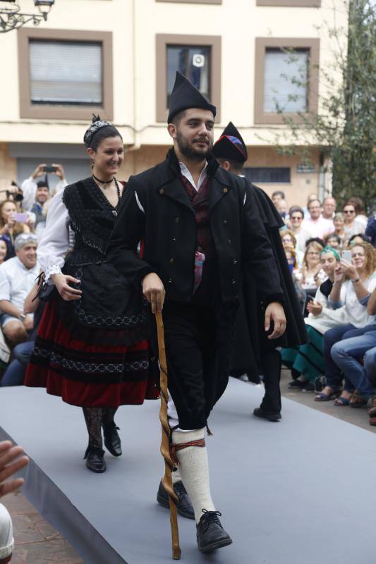 Unas doscientas personas paticiparo en el desfile con vestimentas tradicionales y pastores en Grado