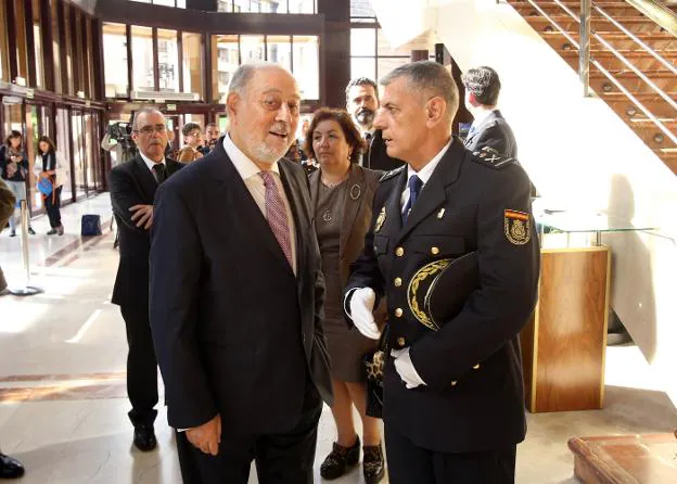 El delegado de Gobierno, Gabino de Lorenzo, conversa con el jefe de la Policía Nacional de Asturias, Ignacio José Díaz Salazar. 