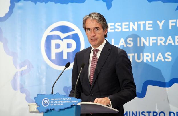 El ministro de Fomento, Íñigo de la Serna, ayer, en Oviedo. 