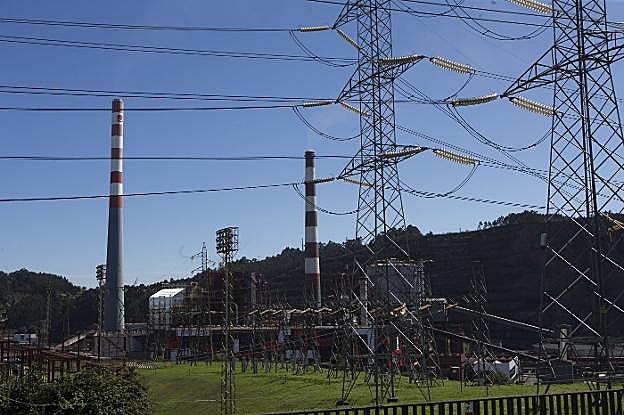 Torres de alta tensión en las cercanías de la central térmica de Aboño. 