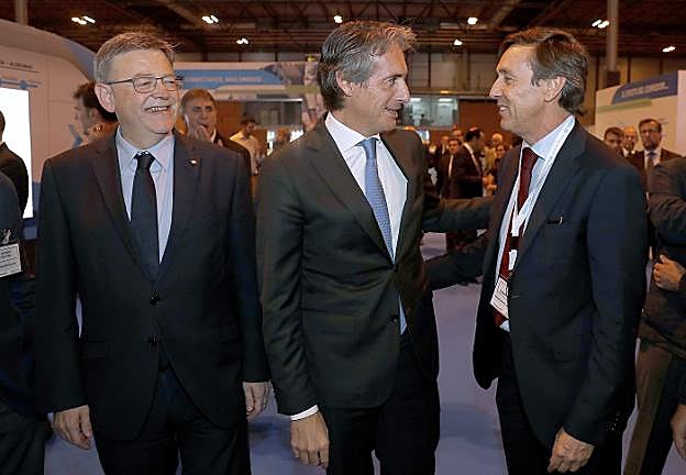 El presidente valenciano, Ximo Puig, Íñigo de la Serna y Rafael Hernando, portavoz del PP, en el acto celebrado ayer en Ifema. 
