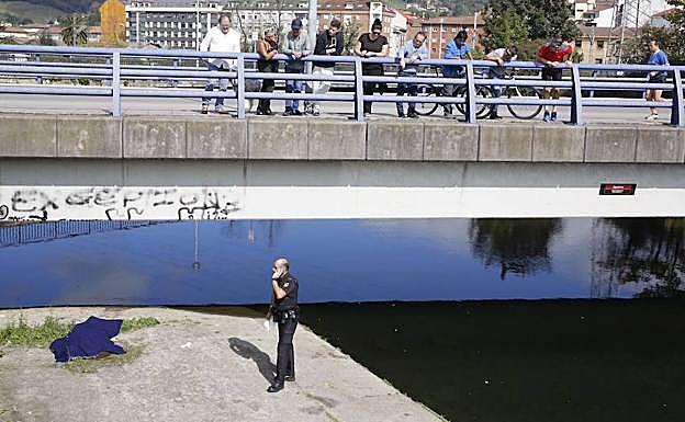 El cadáver del hombre tapado, a la izquierda.