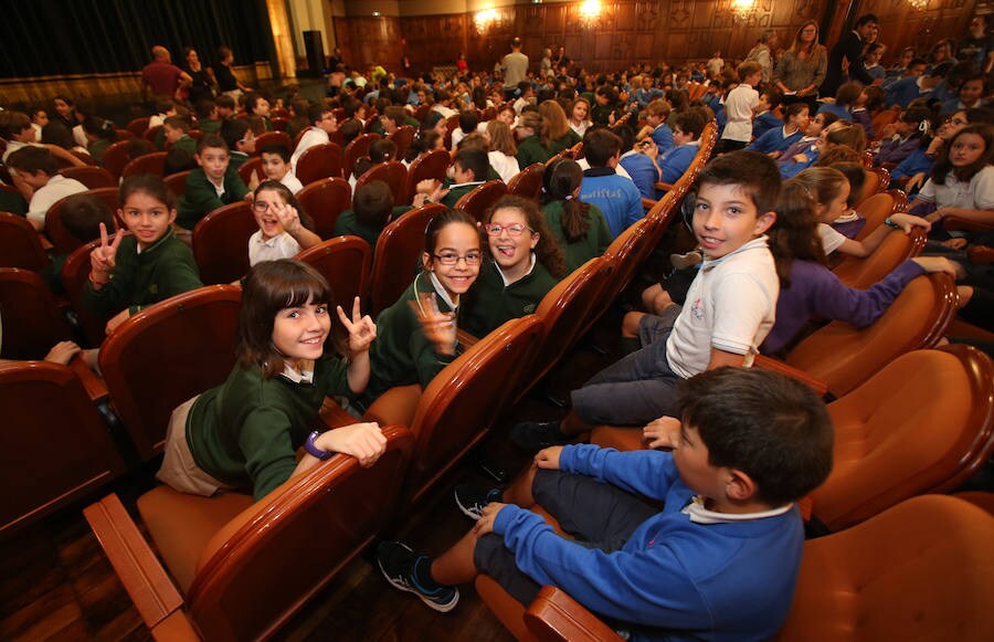 Un millar de escolares, de trece colegios ovetenses disfruta en el teatro Filarmónica de la representación de esta obra teatral en homenaje a Federico García Lorca y Miguel Hernández