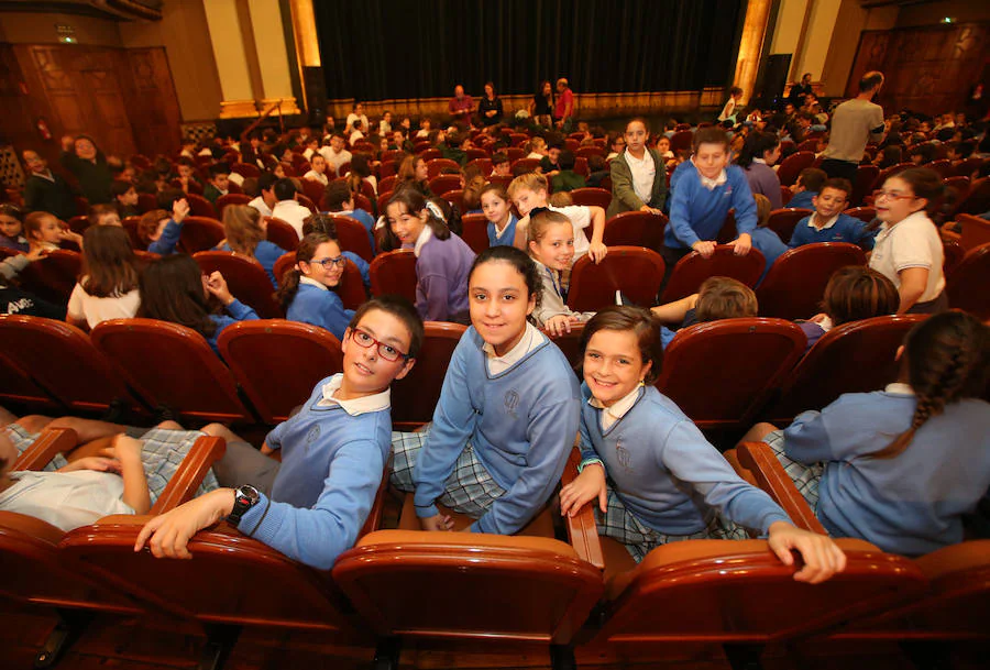 Un millar de escolares, de trece colegios ovetenses disfruta en el teatro Filarmónica de la representación de esta obra teatral en homenaje a Federico García Lorca y Miguel Hernández