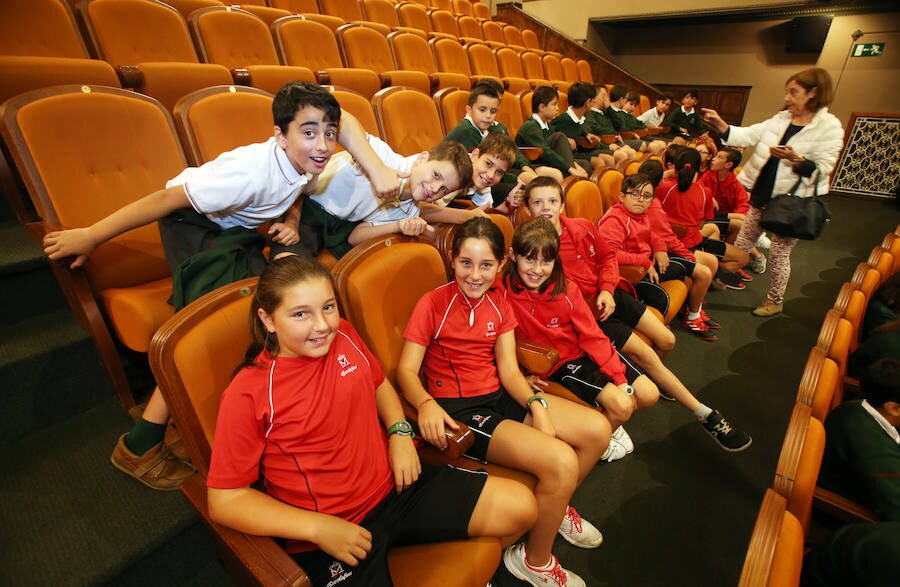 Un millar de escolares, de trece colegios ovetenses disfruta en el teatro Filarmónica de la representación de esta obra teatral en homenaje a Federico García Lorca y Miguel Hernández