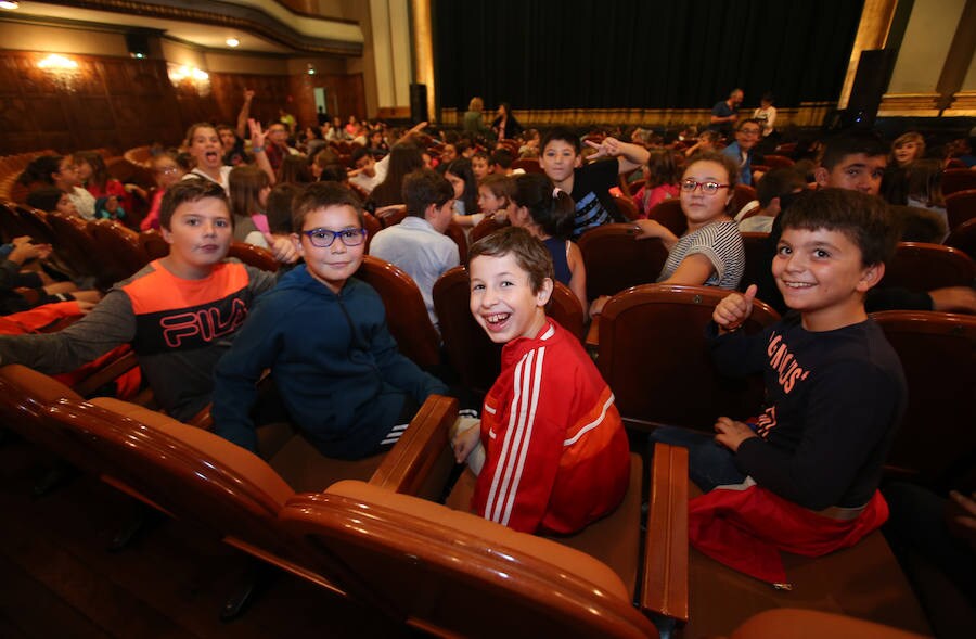 Un millar de escolares, de trece colegios ovetenses disfruta en el teatro Filarmónica de la representación de esta obra teatral en homenaje a Federico García Lorca y Miguel Hernández
