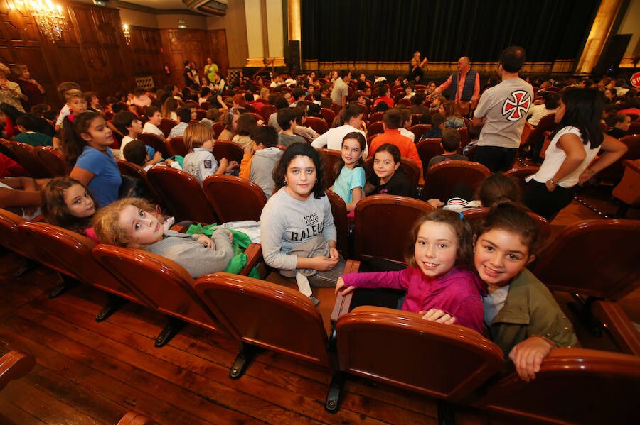 Un millar de escolares, de trece colegios ovetenses disfruta en el teatro Filarmónica de la representación de esta obra teatral en homenaje a Federico García Lorca y Miguel Hernández