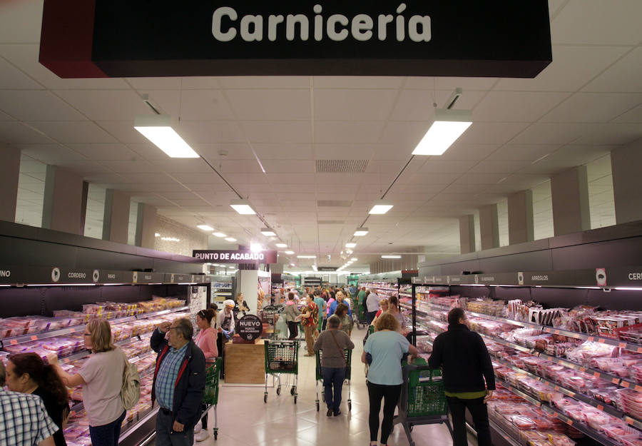 La tienda, reinaugurada esta mañana bajo el modelo de tienda eficiente, ofrece un diseño y unas secciones renovadas, que incluyen desde un punto de acabado para la carnes a una sección de horno con rebanadora de pan