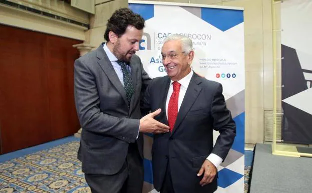 Ramón Montero y Serafín Abilio Martínez se saludan.