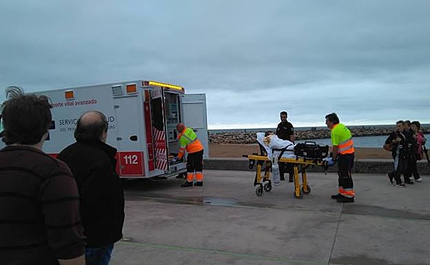 El herido es llevado a la ambulancia tras su rescate.