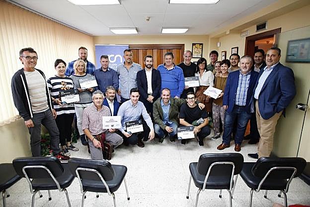 Todos los premiados posaron ayer en la sede de la Unión de Comerciantes. 