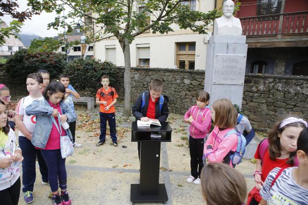 Alexandre Troncoso, de 10 años, leyó 'La aldea perdida'. 