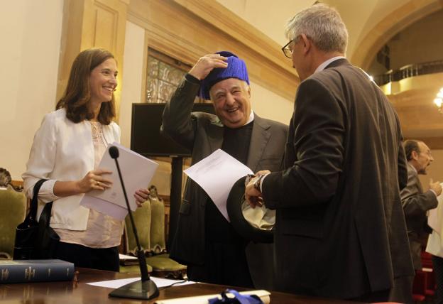 Enrico Clementi se coloca el birrete azul y bromea con el rector durante el ensayo de la ceremonia que se celebra hoy. 