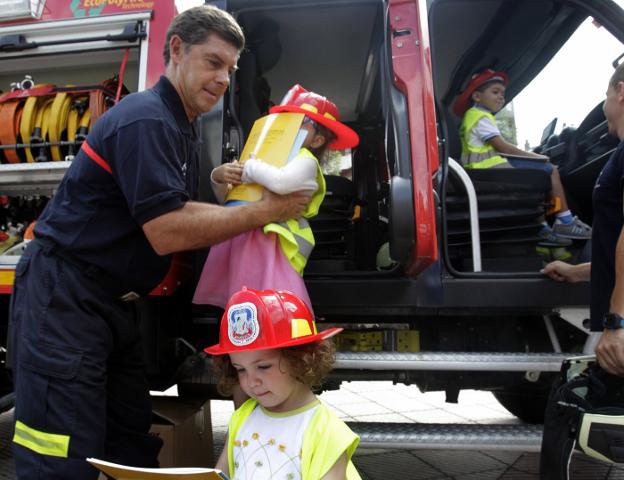 Un bombero con niños en una actividad de prevención. 