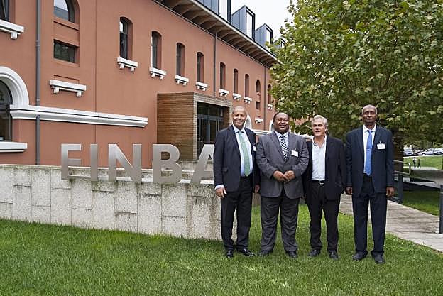 La delegación sudanesa, con el director de la Finba, Enrique Caso.