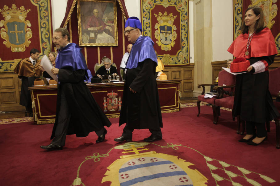 El acto, celebrado esta mañana en el Paraninfo del Edificio Histórico de la Universidad, ha estado presidido por el rector