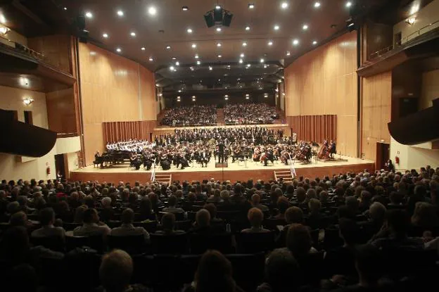 El concierto de la Orquesta Sinfónica del Principado de Asturias, muy concurrido, que ayer inauguró su temporada. Sus abonados no llegan al millar . 