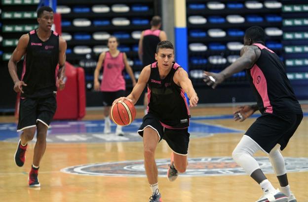 Santana bota el balón, con Barro a la izquierda y Belemene, en el último entrenamiento. 