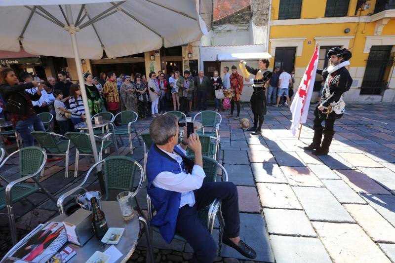 Decenas de personas se han concentrado en Sabugo, en Avilés, para presenciar la recreación del reclutamiento de la marinería de Pedro Menéndez para emprender el viaje a América. 