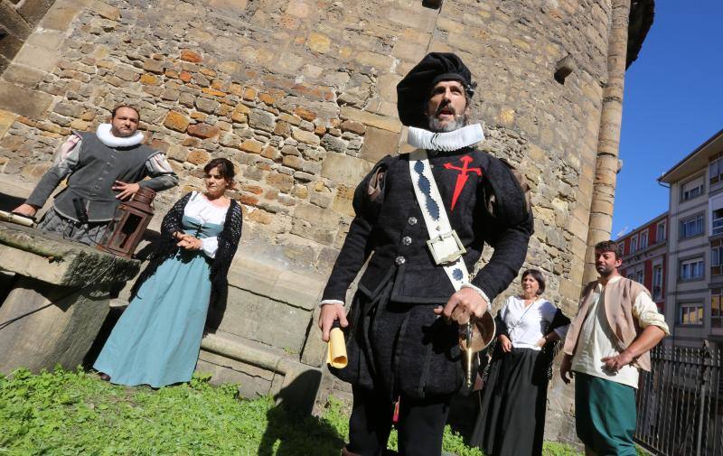 Decenas de personas se han concentrado en Sabugo, en Avilés, para presenciar la recreación del reclutamiento de la marinería de Pedro Menéndez para emprender el viaje a América. 