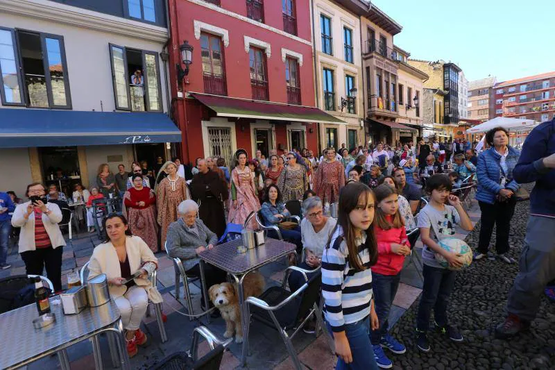 Decenas de personas se han concentrado en Sabugo, en Avilés, para presenciar la recreación del reclutamiento de la marinería de Pedro Menéndez para emprender el viaje a América. 