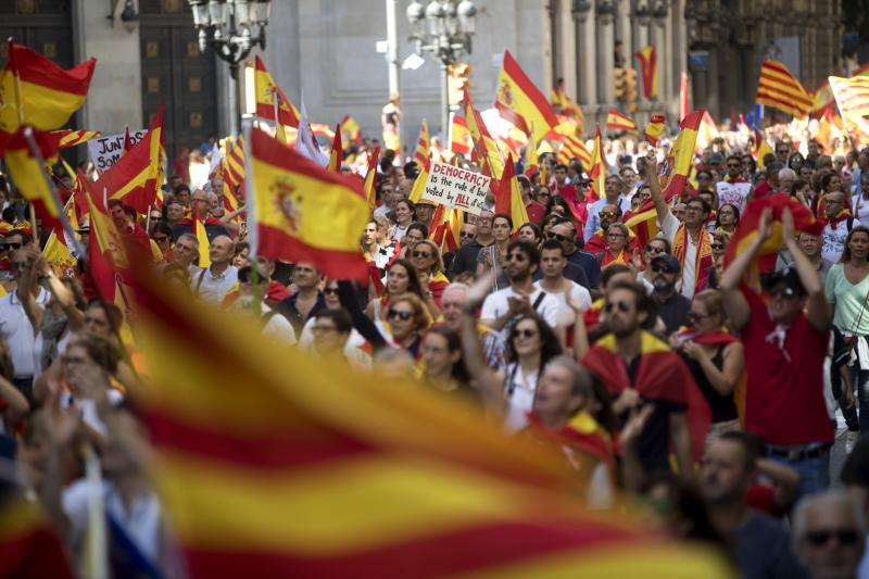 Miles de personas se conentran en la capital catalana para «recuperar la sensatez»