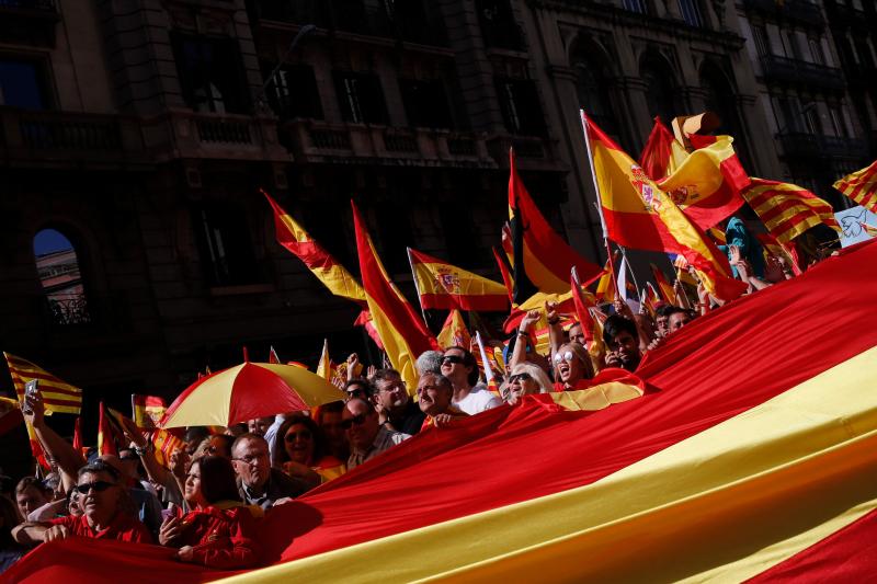 Miles de personas se conentran en la capital catalana para «recuperar la sensatez»