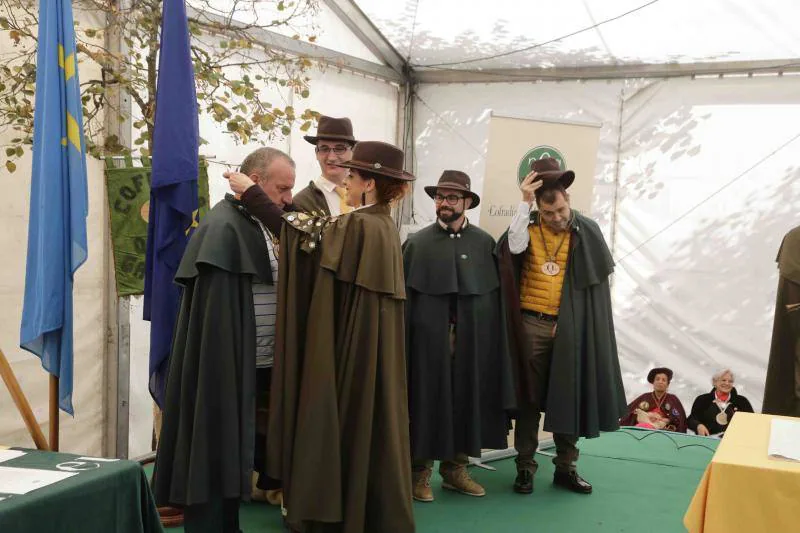 La Cofradía del Gamonéu recibe con honores a los ayuntamiento de Onís y Cangas de Onís