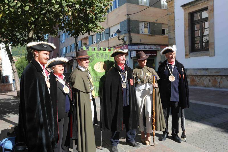 La Cofradía del Gamonéu recibe con honores a los ayuntamiento de Onís y Cangas de Onís