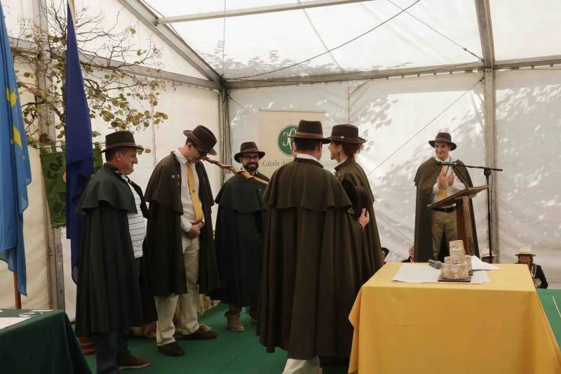 La Cofradía del Gamonéu recibe con honores a los ayuntamiento de Onís y Cangas de Onís