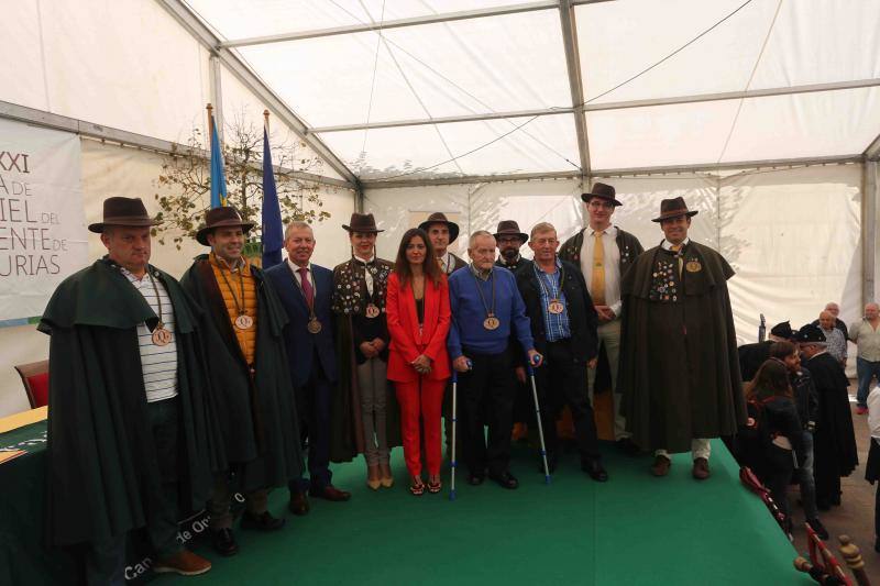 La Cofradía del Gamonéu recibe con honores a los ayuntamiento de Onís y Cangas de Onís
