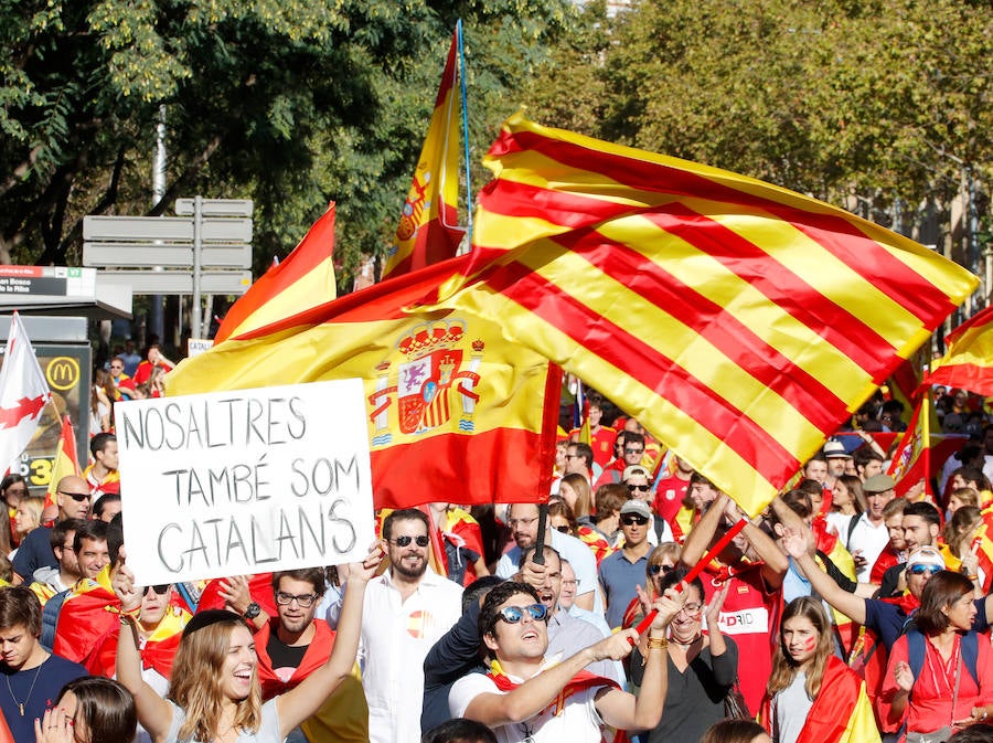 A partir de las 12:00 horas se concentran miles de personas en la capital catalana para «recuperar la sensatez»