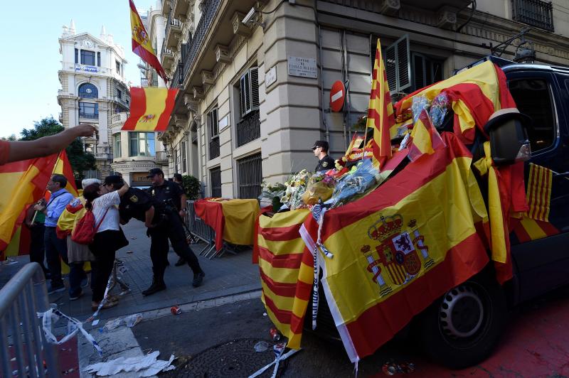 Miles de personas se conentran en la capital catalana para «recuperar la sensatez»