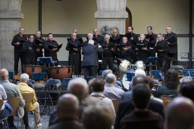 El Coro de Voces Graves de Xixón, durante el concierto homenaje a de la Fuente. 