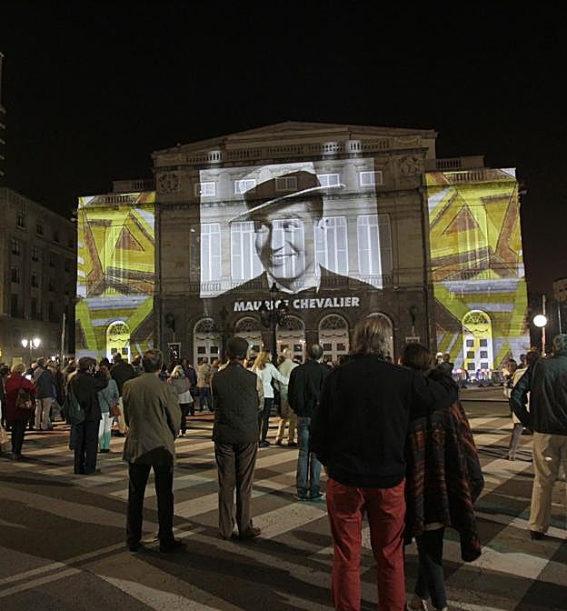 La fachada del Teatro Campoamor fue la pantalla de un ‘videomapping’ que recreaba momentos de la historia del coliseo. 