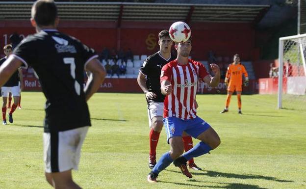 El rojiblanco Claudio, a la derecha, trata de controlar el balón, presionado por un jugador del Vitoria. 