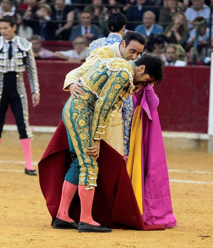 Las terribles imágenes de la cogida de Cayetano Rivera en Zaragoza