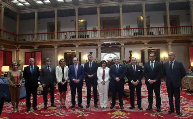 Los ponentes, con los consejeros en Asturias de la APD y su presidente, Pablo Junceda, en un receso de la jornada. 