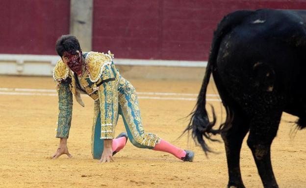 Cayetano Rivera Ordónez «ha pasado la noche tranquilo» tras la grave cornada recibida en Zaragoza