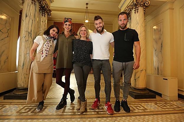 Ana Fernández, Marina San José, Raquel Pérez, Raúl Tejón y Carles Francino, ayer en el Teatro Palacio Valdés. 