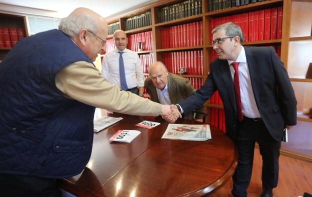 Marcelino Gutiérrez saluda a Juan García ante Luis Torres y Diego Oliveira en la sede de EL COMERCIO. 