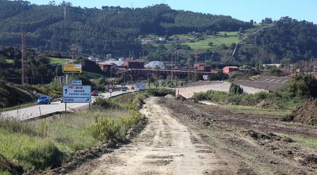 Primeros movimientos de tierra en paralelo a la carretera ahora nombrada como GJ-10. 