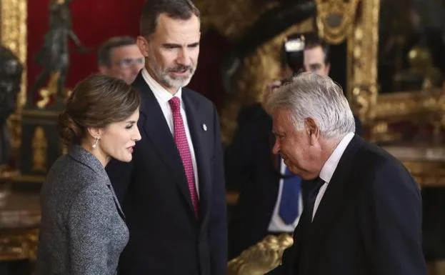 Imagen principal - Arriba: Los Reyes saludan a Felipe González; abajo, con Alfonso Guerra (i) y Javier Solana.