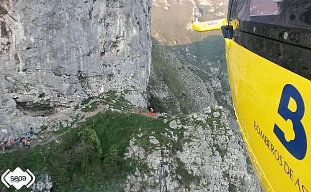 El helicóptero de rescate se dirige a la zona donde quedó tendido el hombre.
