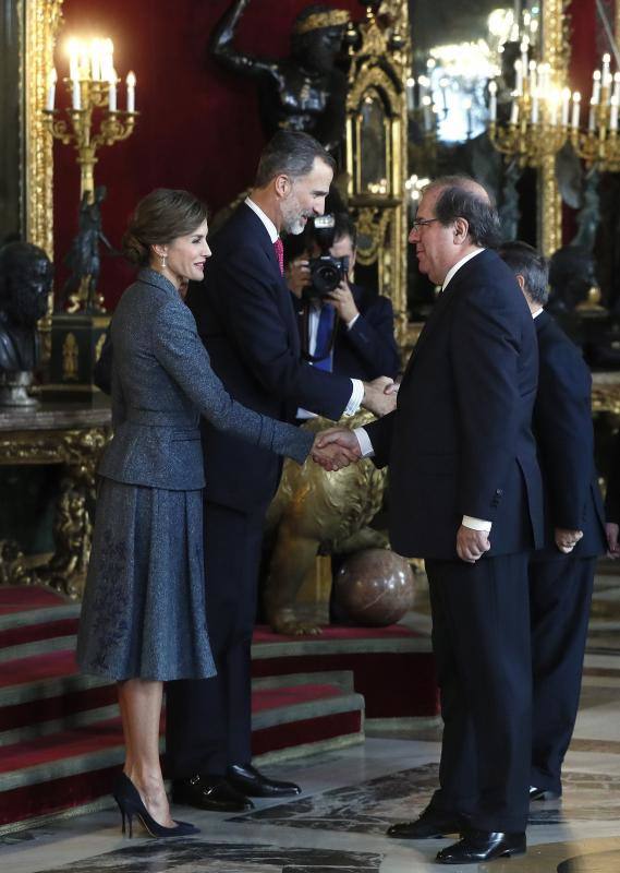 Consternación y gestos serios han sido la tónica general en la tradicional recepción que los Reyes ofrecen en el Palacio Real tras el desfile del 12 de octubre