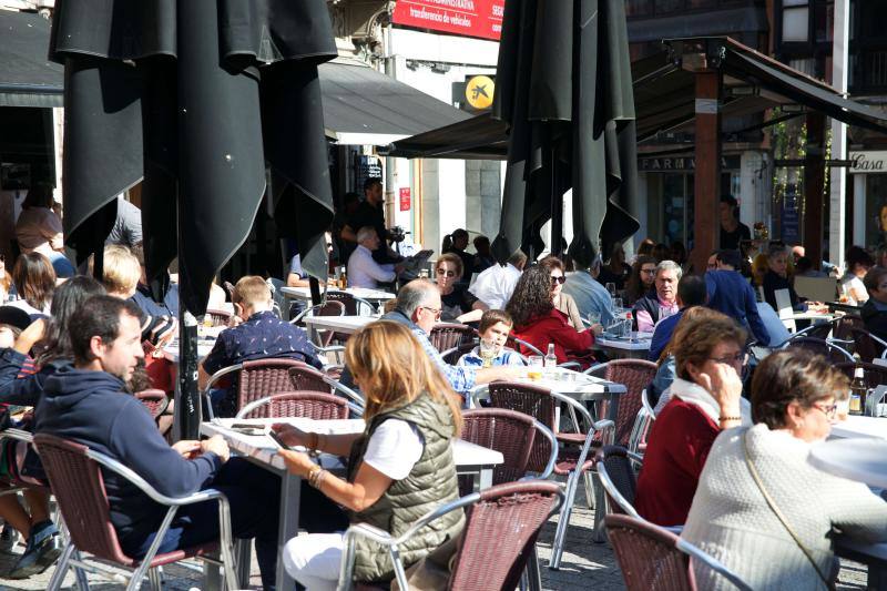Sol y lleno total en Asturias en el puente del Pilar